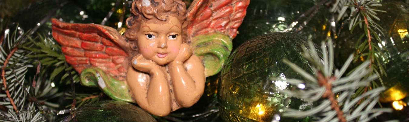 Glaskugeln in einer Schale mit Weihnachtsengel, von innen beleuchtet