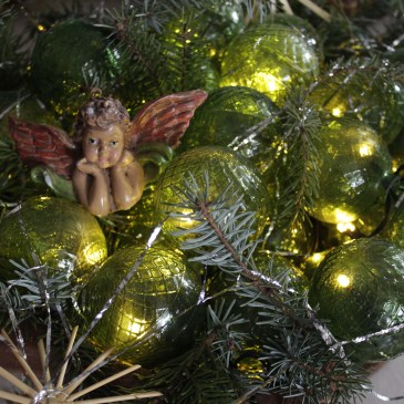 Glaskugeln, so genannte "target balls", in einer weihnachtlich dekorierten Schale, von innen beleuchtet