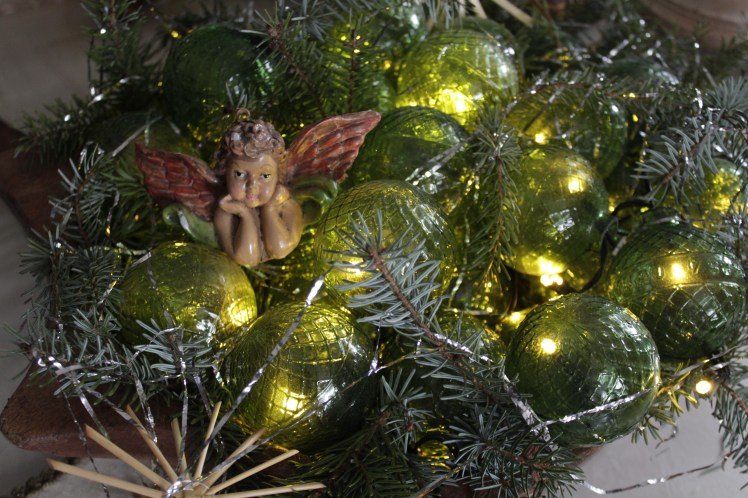 Glaskugeln, so genannte "target balls", in einer weihnachtlich dekorierten Schale, von innen beleuchtet